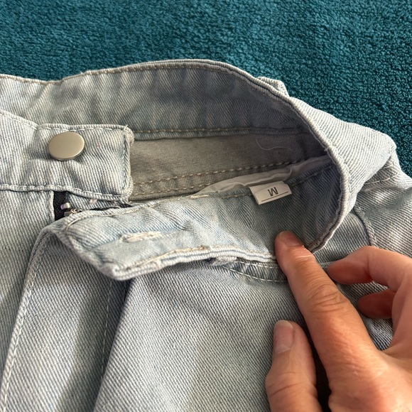 Stylish Distressed Denim Jeans - Picture 3 of 4